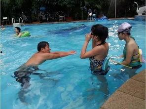 成人泡沫球游泳视频播放,成人欢乐游泳视频大赏