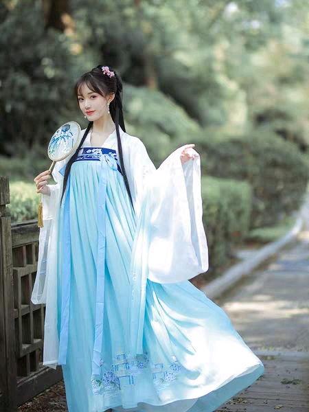 汉服女成人穿法视频,成人女性汉服穿搭教程解析
