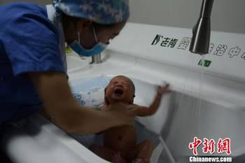 护士成人尿布图片视频