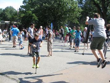 成人踩弹簧高跷视频,成人踩踏表演惊险瞬间