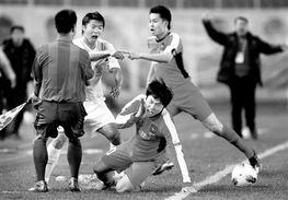 成人和学生踢球打架视频